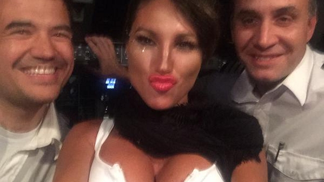 Revuelo en Argentina: Vedette pilotó un avión con pasajeros