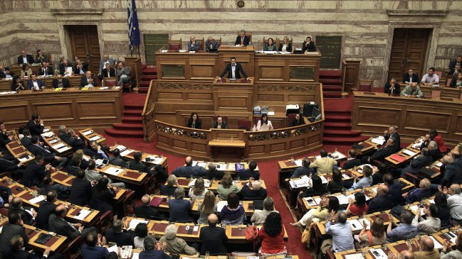 Parlamento griego aprobó la convocatoria de referendo sobre el rescate