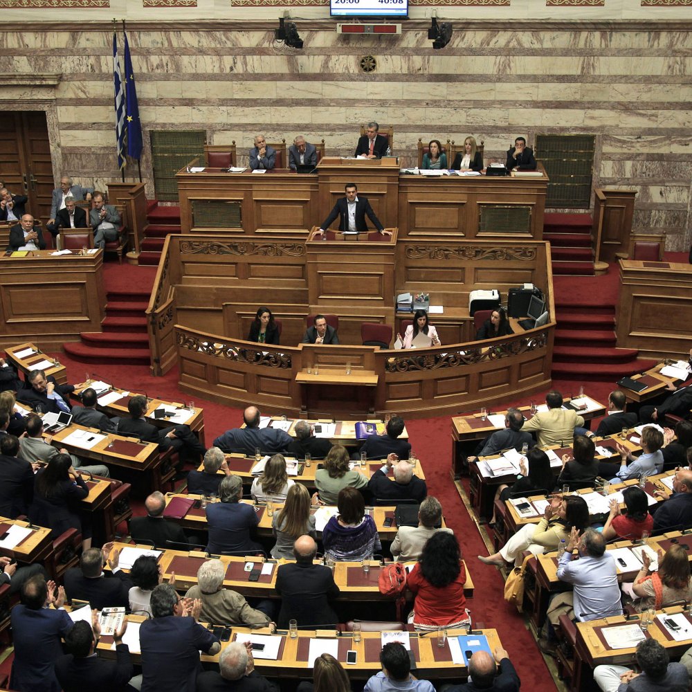 Parlamento griego aprobó la convocatoria de referendo sobre el rescate