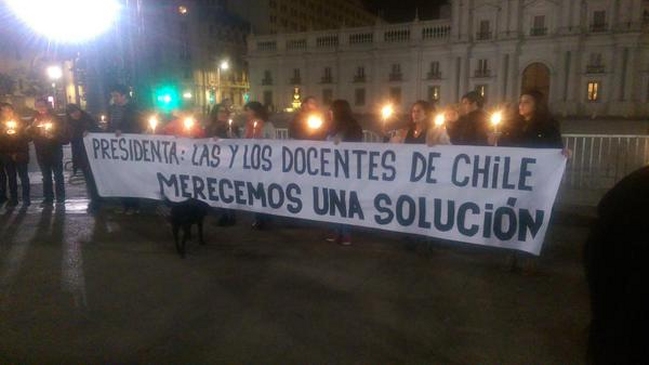 Profesores pidieron una solución al paro con una velatón en el frontis de La Moneda