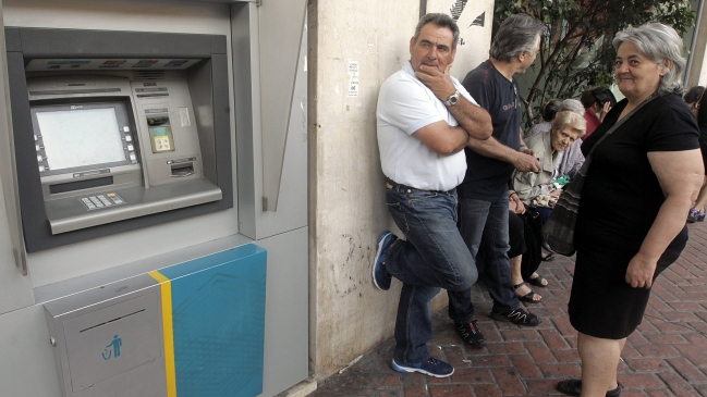 Grecia amaneció con los bancos cerrados en su primer corralito