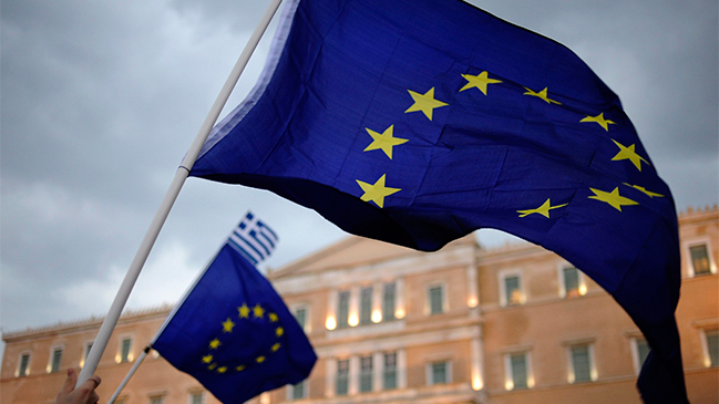 Grecia pidió al FMI aplazar pago que vence este martes