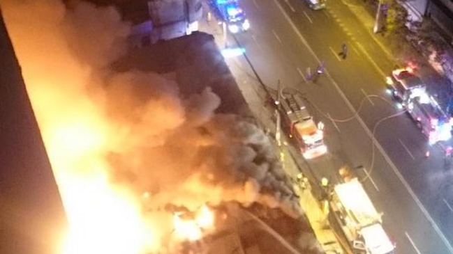 Incendio afectó a cuatro locales comerciales en Santiago
