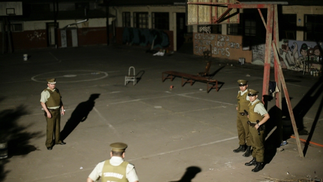 Carabineros desalojó cuatro liceos en toma en Santiago Centro