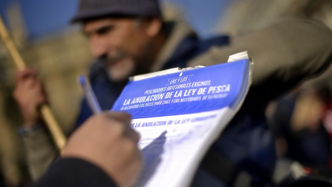 Pescadores: La Ley Longueira nos prohíbe pescar y a la ciudadanía le prohíbe comer