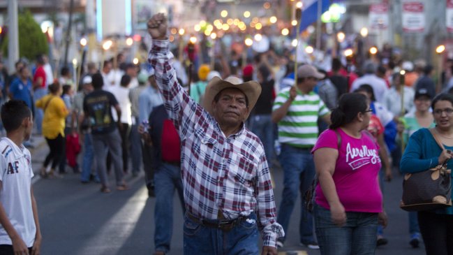 Multitudinaria marcha exige la renuncia del presidente de Honduras
