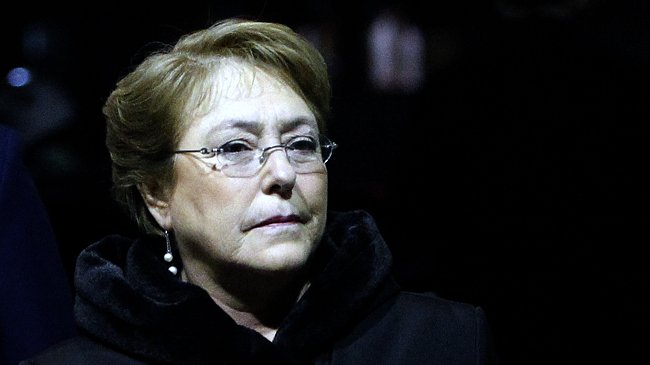 Aprobación a Bachelet vuelve a caer y queda a un punto del 
