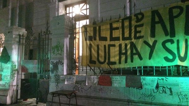 Carabineros desalojó el Liceo de Aplicación