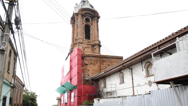 Alcalde de Valparaíso presentó proyecto de reconstrucción de iglesia San Francisco