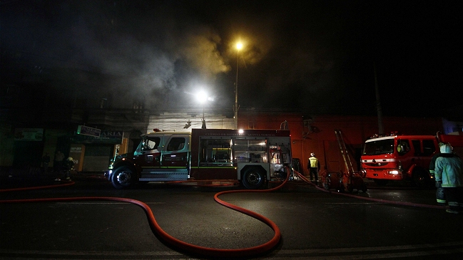 Incendio destruyó 10 viviendas en La Pintana
