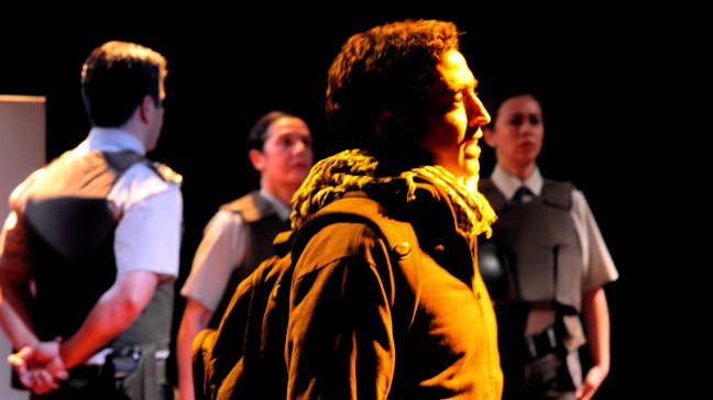 “Por la razón a la fuerza”: la obra que retrata el enfrentamiento entre carabineros y estudiantes