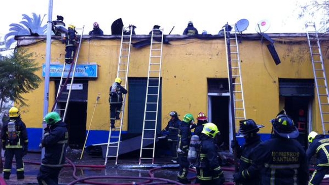 Incendio afectó a siete propiedades en la comuna de Santiago
