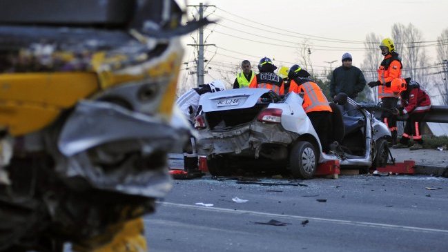Tres fallecidos dejó colisión entre un auto y un bus del Transantiago en Puente Alto