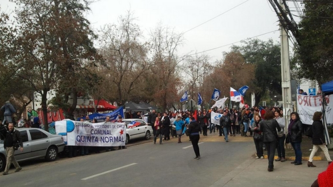 Profesor acusó agresión de Carabineros contra su hija en manifestación de docentes