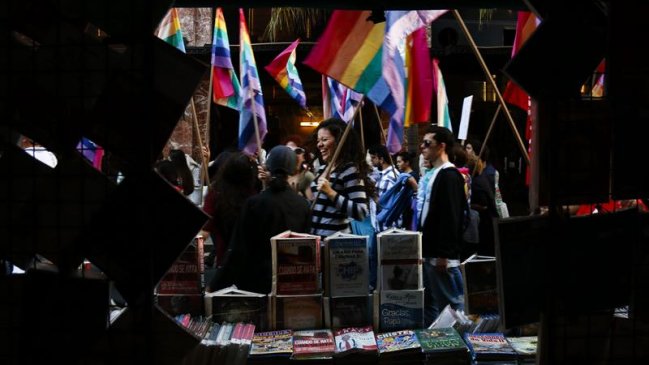 Parejas se casan simbólicamente en Paraguay por el matrimonio igualitario