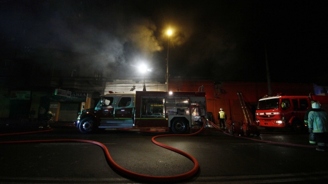 Bomberos fueron agredidos por vecinos de Padre Hurtado durante incendio