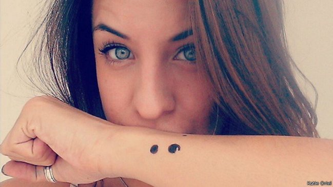 ¿Por qué miles de personas se están tatuando un punto y coma?