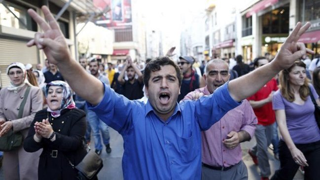 El EI lanzó desde lo alto de edificio a dos hombres por 