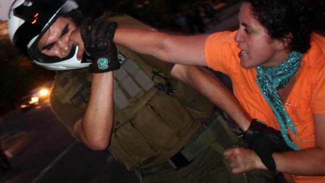 Gobierno busca elevar hasta 20 años las penas contra quienes lesionen a carabineros