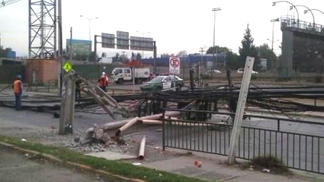 Camión derribó 12 postes de luz en Conchalí