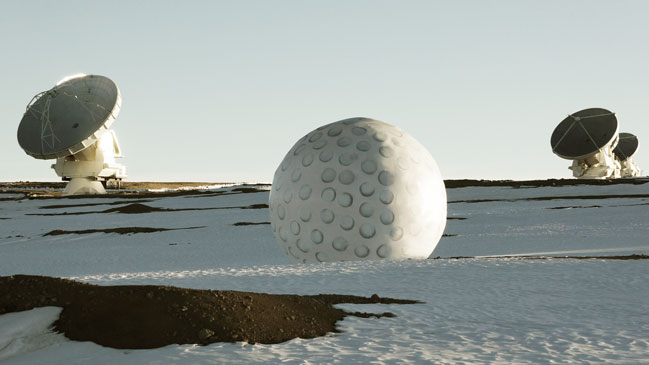 Gigantesca pelota de golf invade paisajes extremos de Chile