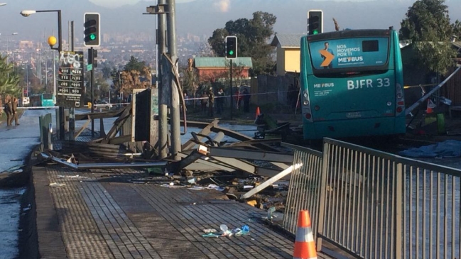 Bus del Transantiago arrasó con paradero en Peñalolén y dejó una persona fallecida