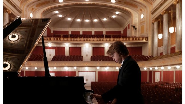 Destacado pianista austriaco debuta en Chile interpretando a Mozart