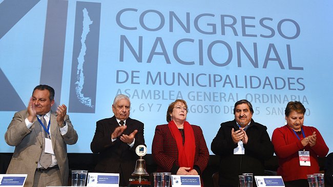 Dos concejales se trenzaron a golpes frente a Michelle Bachelet
