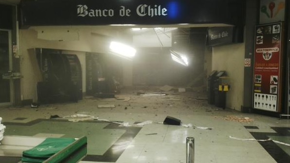Delincuentes detonaron cajeros en supermercado Jumbo de Las Condes