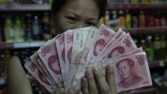 China devalúa el yuan y reforma el sistema cambiario para activar su economía