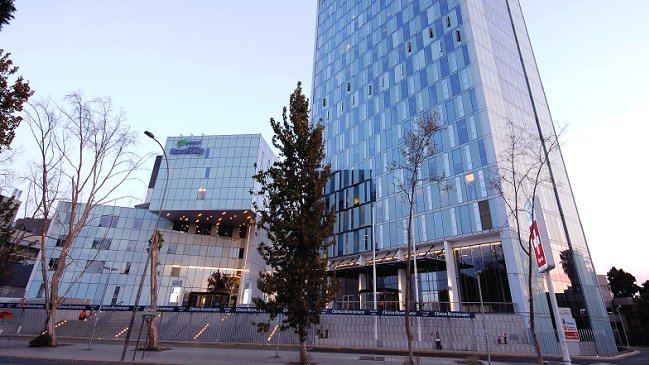 Trabajadores de Clínica Bicentenario iniciaron huelga por demandas salariales