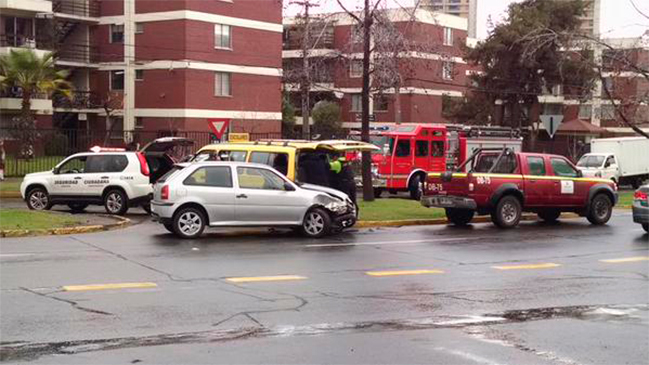 Choque entre un automóvil y un bus escolar en Providencia