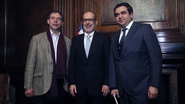 Ministro Valdés recibió respaldo de directiva del PPD