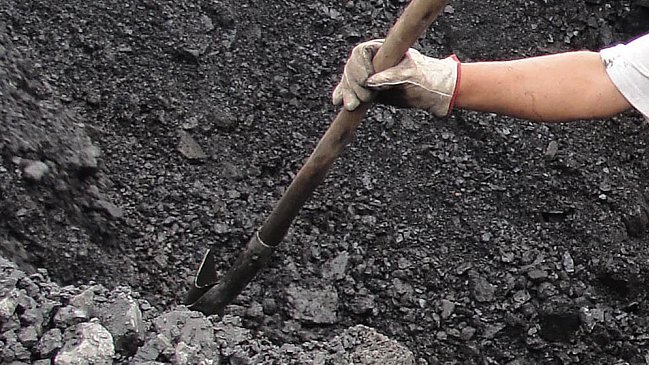 Setenta mineros se atrincheran al fondo de un pique en protesta por sueldos impagos