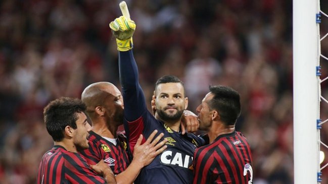 Christian Vilches jugó todo el partido en sufrido empate de Atlético Paranaense con Santos