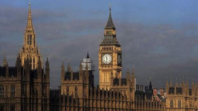 Ministra británica advirtió que educación gratuita puede atraer demasiados inmigrantes