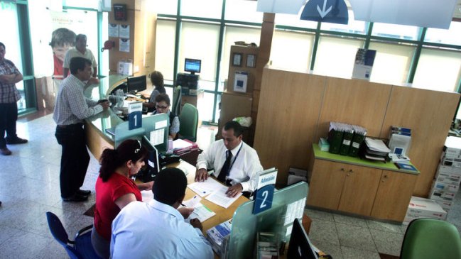 Buscan que isapres asuman gastos de usuarios que superen 30 por ciento de renta