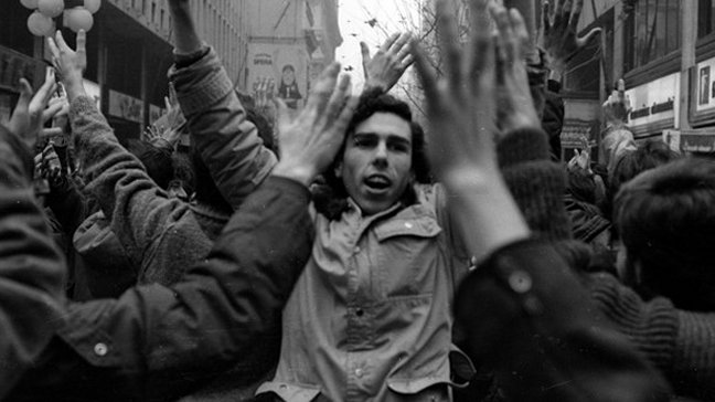 Inauguran exposición con fotos de Rodrigo Rojas de Negri en paraderos del Transantiago