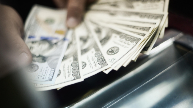 Dólar rompió la barrera sicológica de los 700 pesos