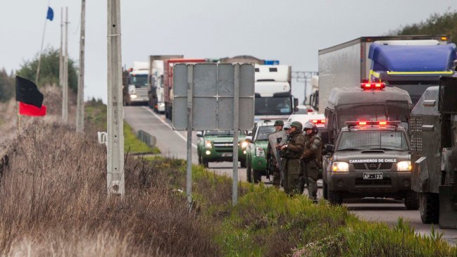 Camioneros denuncian excesivo contingente policial en su marcha a Santiago