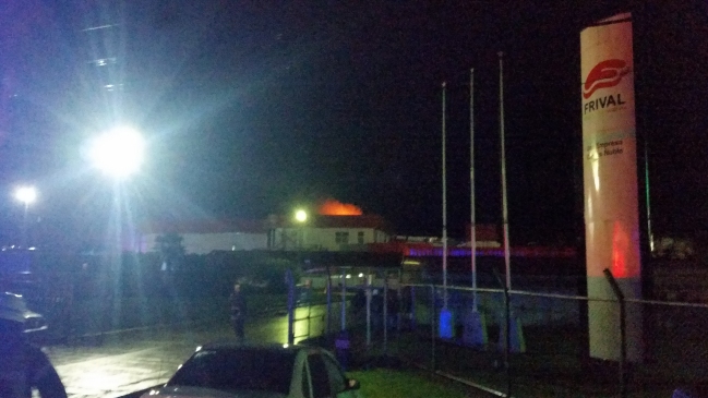 Valdivia: Incendio afectó a dependencias de la empresa Frival