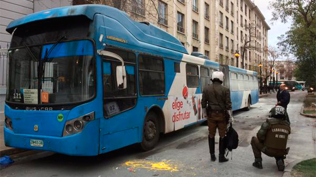 Encapuchados intentaron incendiar bus del Transantiago