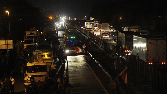 Camioneros de Valparaíso ralentizan tránsito en la Ruta 68
