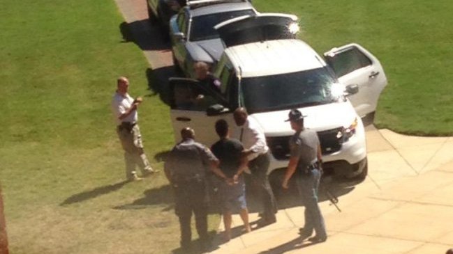 Autoridades detuvieron a hombre que provocó tiroteo en U. de Mississippi