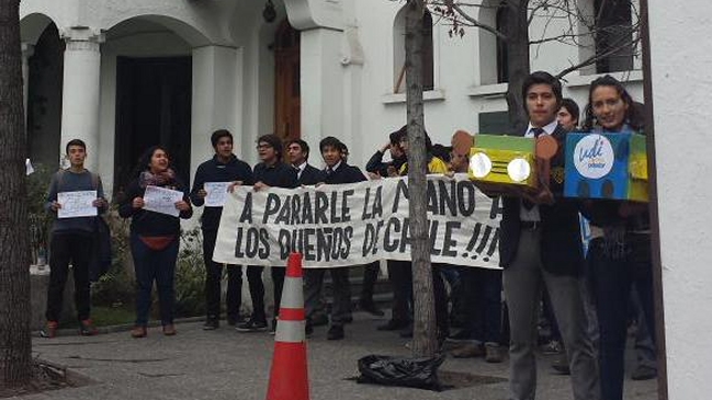 Estudiantes protestaron en sede de la UDI con 