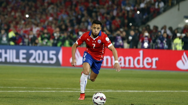 Alexis Sánchez y Gonzalo Jara arribaron a Chile para duelo ante Paraguay