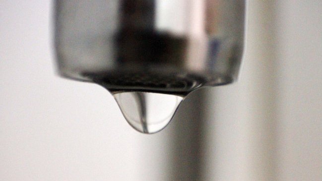 Aguas Andinas estudia aplicar tarifa especial por alto consumo