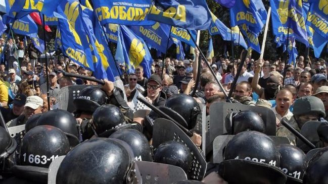 Reforma constitucional ucraniana desata la violencia en Kiev