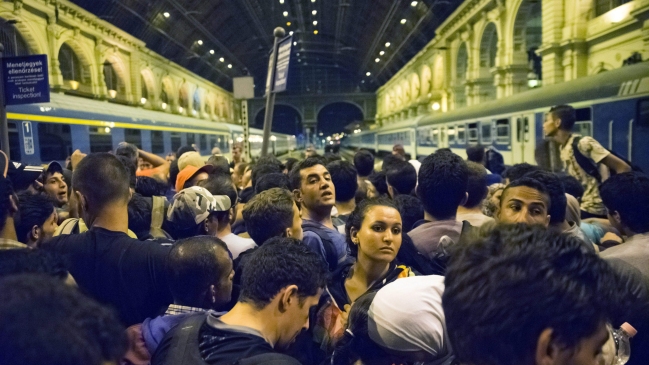 Cierran la estación de trenes de Budapest tras salida masiva de refugiados
