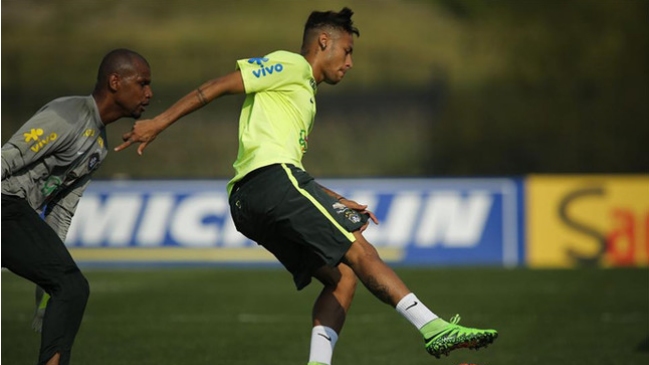 Neymar debió abandonar práctica de Brasil por molestias físicas